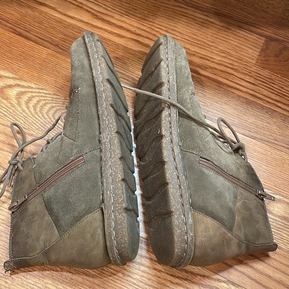 Clark’s Collection Tan Suede Boots - Picture 4 of 9